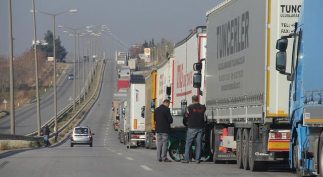 Kapıkule&#039;de 16 kilometre TIR kuyruğu oluştu