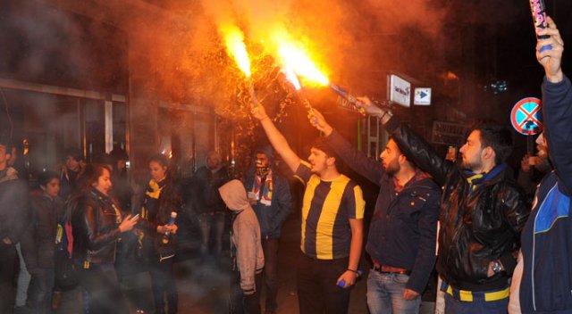 Kars’ta Galatasaray galibiyeti Fenerlileri sokağa döktü Kars’ta Galatasaray galibiyeti Fenerlileri sokağa döktü