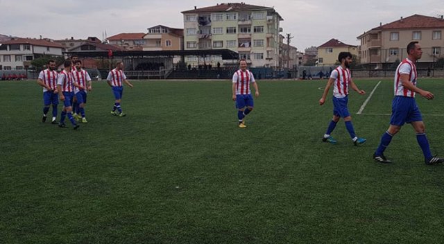 Kendi kalesine 3 gol birden attı!