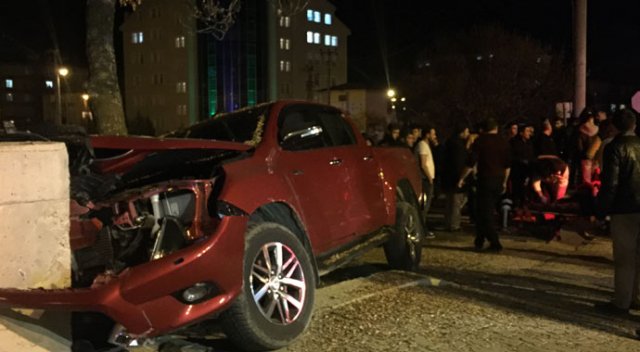 Kontrolden çıkan pikap beton duvara çarptı: 3 yaralı