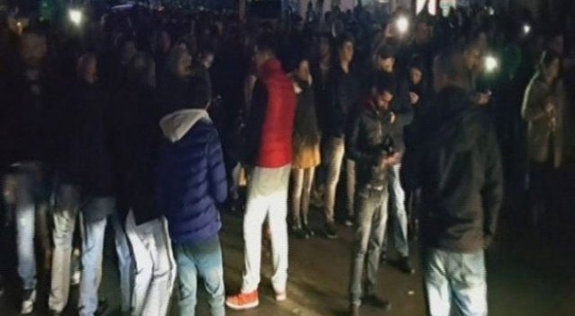 Levent'te otobüs gelmeyince isyan eden vatandaş yolu kapattı Levent'te otobüs gelmeyince isyan eden vatandaş yolu kapattı