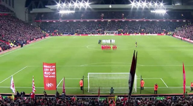 Liverpool Chapecoense'liler için saygı duruşunda bulundu