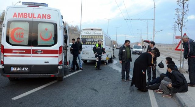 Malatya'da öğrenci servisi TIR’a çarptı: 18 yaralı Malatya'da öğrenci servisi TIR’a çarptı: 18 yaralı