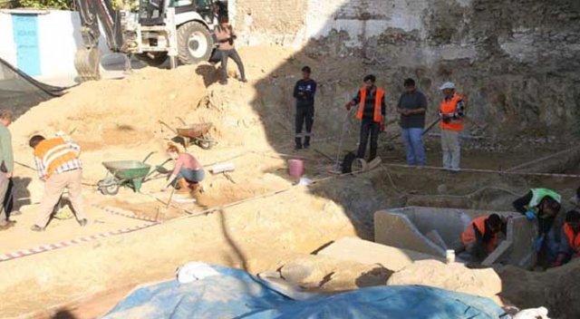 Milas'ta inşaat temelinden tarihi mezar fışkırıyor Milas'ta inşaat temelinden tarihi mezar fışkırıyor