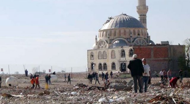 Nusaybin'de tel örgü geri çekildi, çatışma izleri ortaya çıktı Nusaybin'de tel örgü geri çekildi, çatışma izleri ortaya çıktı