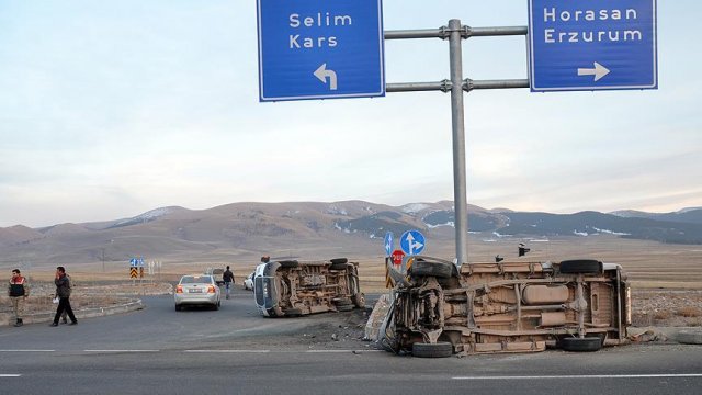 Öğrenci servisi ile kamyonet çarpıştı: 14 öğrenci yaralı Öğrenci servisi ile kamyonet çarpıştı: 14 öğrenci yaralı