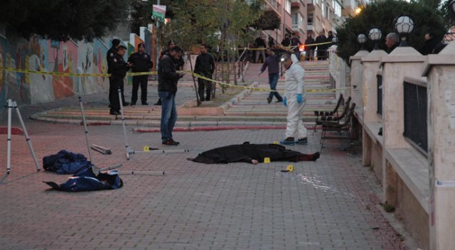 Önce eski eşini öldürdü, sonra kendi kafasına sıktı! Önce eski eşini öldürdü, sonra kendi kafasına sıktı!