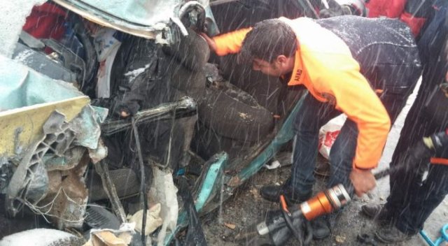 Otomobil ile kamyon çarpıştı: 1 ölü, 4 yaralı Otomobil ile kamyon çarpıştı: 1 ölü, 4 yaralı