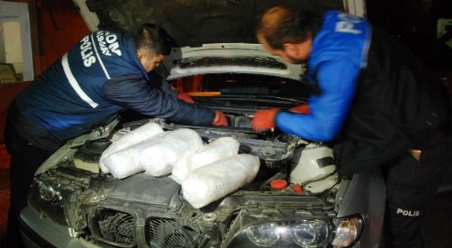 Otomobilin zulasından 15 kilo esrar çıktı Otomobilin zulasından 15 kilo esrar çıktı