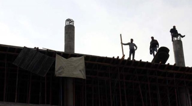Paralarını alamayan işçiler inşaatı söktü