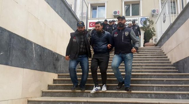 Polis gibi davranıp girdikleri evden, 4 kilo altın çaldılar Polis gibi davranıp girdikleri evden, 4 kilo altın çaldılar