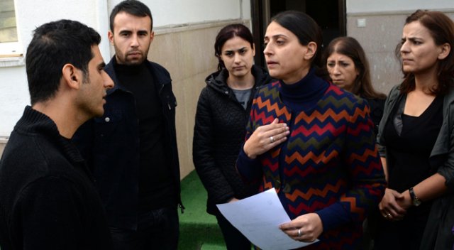 Polis müdürüyle HDP'li vekilin konuşması Polis müdürüyle HDP'li vekilin konuşması