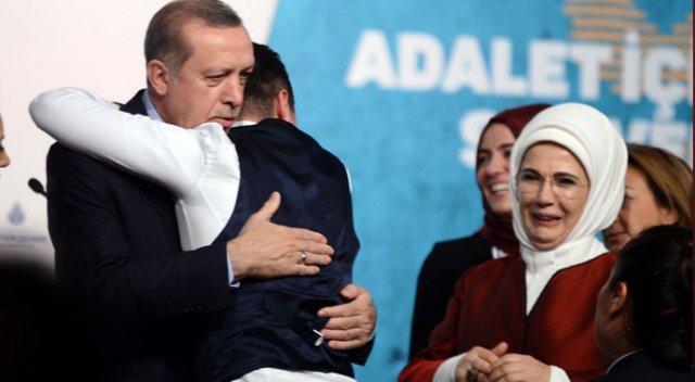 Sahneye atlayıp Cumhurbaşkanı Erdoğan’a sarıldı Sahneye atlayıp Cumhurbaşkanı Erdoğan’a sarıldı