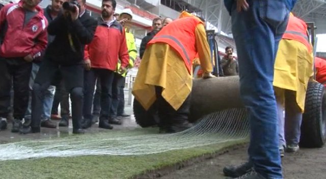 Samsunspor’un yeni stadında çim serme işlemi başladı Samsunspor’un yeni stadında çim serme işlemi başladı
