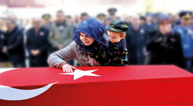 Şehidin üç yaşındaki oğlu yürek burktu Şehidin üç yaşındaki oğlu yürek burktu