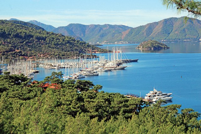 Servet değerindeki yatlar kış için Marmaris yolunda