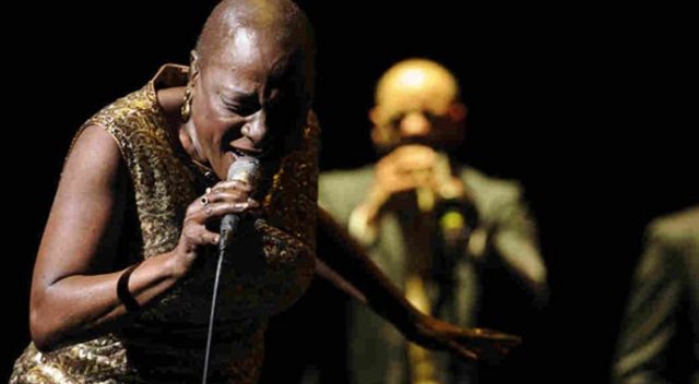 Sharon Jones hayatını kaybetti Sharon Jones hayatını kaybetti