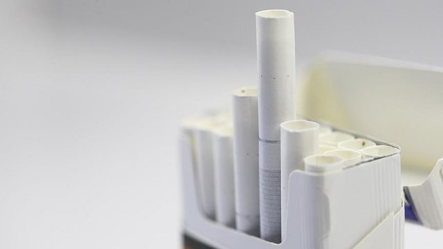 Sigara &#039;düz pakete&#039; girip tezgah altına iniyor