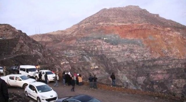 Siirt'teki göçük altındaki işçi kardeşini aradı Siirt'teki göçük altındaki işçi kardeşini aradı