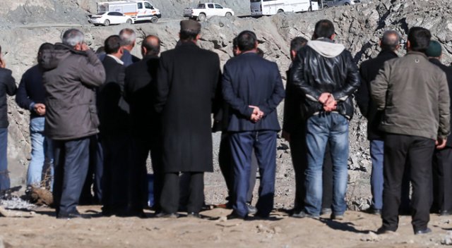 Siirt'teki madende toprağa gömülü iş makinelerine ulaşıldı Siirt'teki madende toprağa gömülü iş makinelerine ulaşıldı