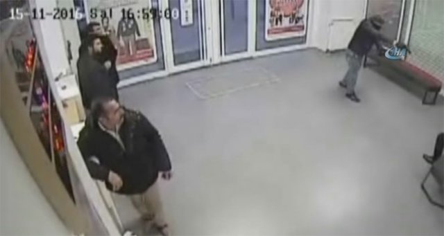 Silahlı banka soygunu kamerada! Silahlı banka soygunu kamerada!
