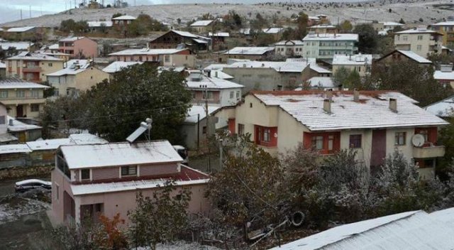 Sivas'a mevsimin ilk karı yağdı Sivas'a mevsimin ilk karı yağdı