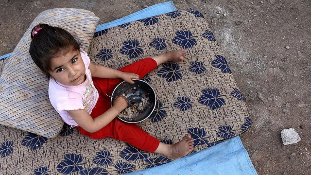 Suriye'de yüz binlerce kişi ekmek bulamıyor Suriye'de yüz binlerce kişi ekmek bulamıyor