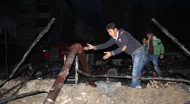 Suriyeli sığınmacıların kaldığı çadırlar yandı Suriyeli sığınmacıların kaldığı çadırlar yandı