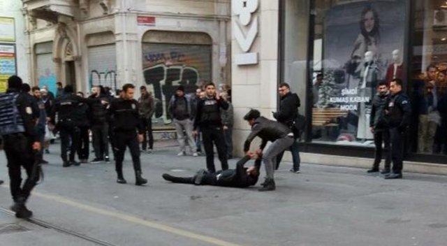 Taksim'deki çatışma anı kameralara böyle yansıdı Taksim'deki çatışma anı kameralara böyle yansıdı