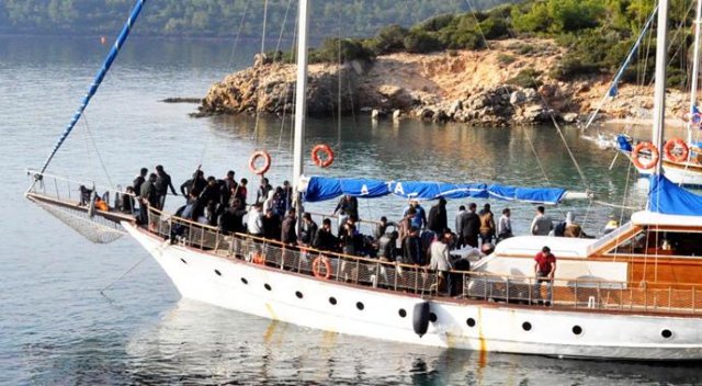 Tekenin motorunu çalıştıramayan 90 mülteci yakalandı Tekenin motorunu çalıştıramayan 90 mülteci yakalandı