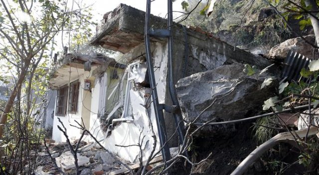 Trabzon&#039;da evin üzerine kaya düştü