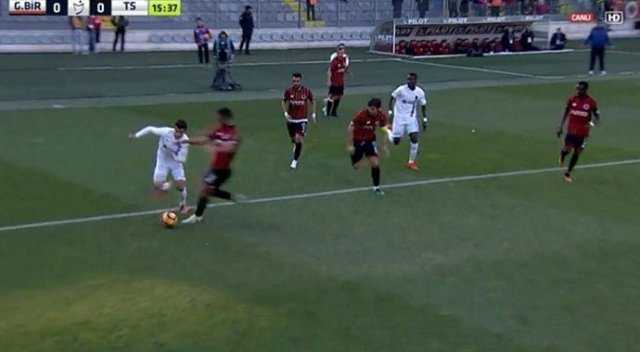 Trabzonsporluları çıldırtan penaltı pozisyonu!