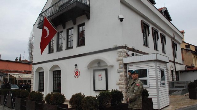 Türk Başkonsolosluğuna saldırıda 5 gözaltı Türk Başkonsolosluğuna saldırıda 5 gözaltı