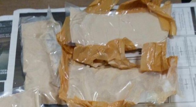 Uçağa uyuşturucuyla binmek isterken yakalandı Uçağa uyuşturucuyla binmek isterken yakalandı