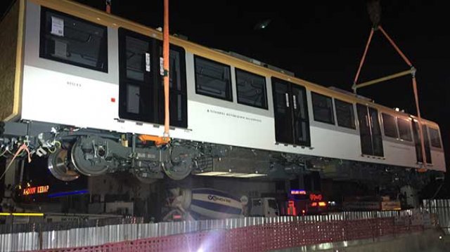Üsküdar-Ümraniye-Çekmeköy metrosu vagonları raylara indirildi Üsküdar-Ümraniye-Çekmeköy metrosu vagonları raylara indirildi