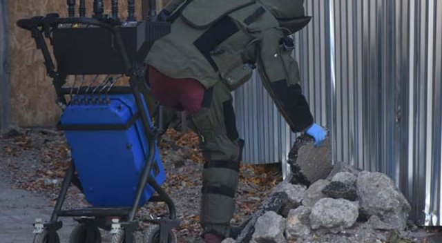 Valilik arkasındaki taş yığını polisi alarma geçirdi Valilik arkasındaki taş yığını polisi alarma geçirdi