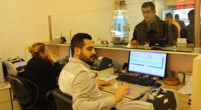 Vatandaşlar döviz bürolarına akın etti Vatandaşlar döviz bürolarına akın etti