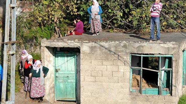 Yamaçtan kopan kayalar evlerin üzerine düştü Yamaçtan kopan kayalar evlerin üzerine düştü