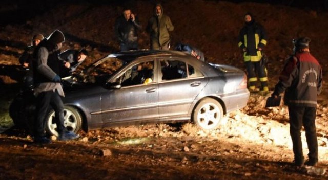 Yanan otomobilin içinden erkek cesedi çıktı Yanan otomobilin içinden erkek cesedi çıktı