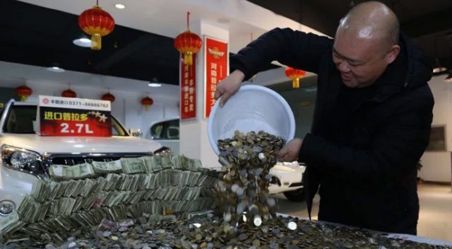 Yeni arabasını sadece bozuk parayla aldı