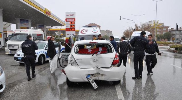 Yolcu otobüsü otomobile çarptı, 1 kişi hayatını kaybetti
