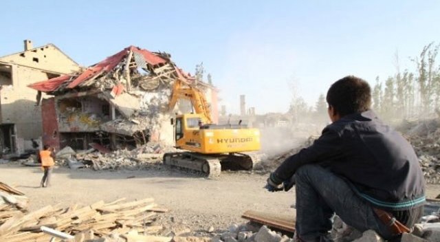 Yüksekova'daki yıkım çalışmaları devam ediyor