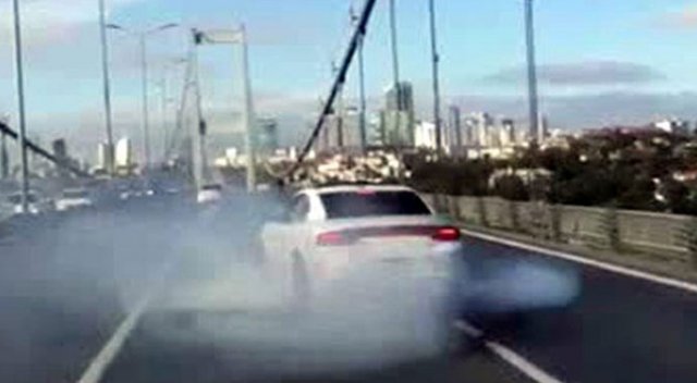 15 Temmuz Şehitler Köprüsünü kapatıp drift yaptılar 15 Temmuz Şehitler Köprüsünü kapatıp drift yaptılar
