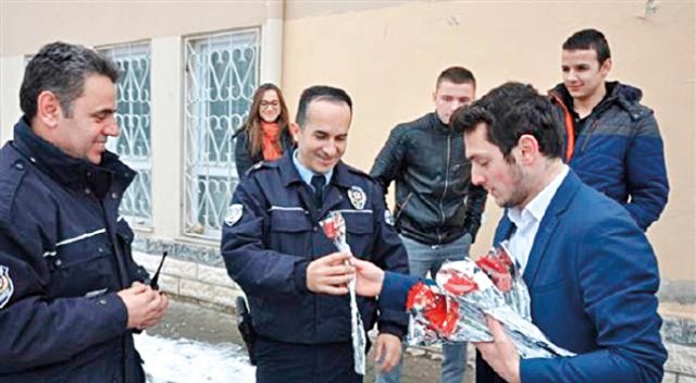 500 bin genç polisle omuz omuza