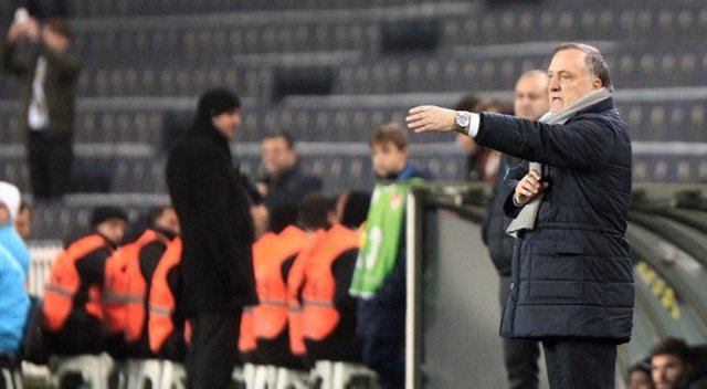 Advocaat, Gençler galibiyeti sonrası takıma bu mesajı verdi!