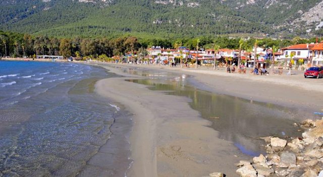 Akyaka Sahili'nde deniz suyu 20 metre çekildi Akyaka Sahili'nde deniz suyu 20 metre çekildi