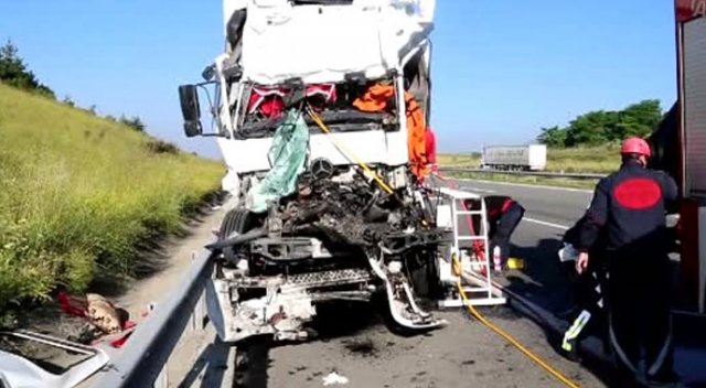 Alanya&#039;da iki TIR kafa kafaya çarpıştı