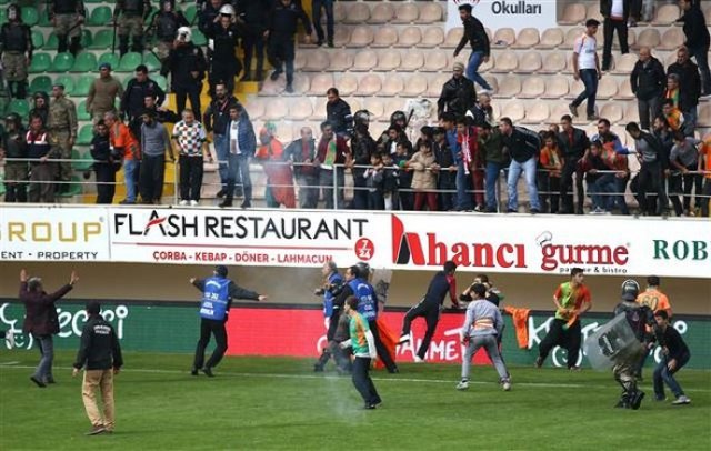 Alanya'da maç bitti, ortalık karıştı! Alanya'da maç bitti, ortalık karıştı!