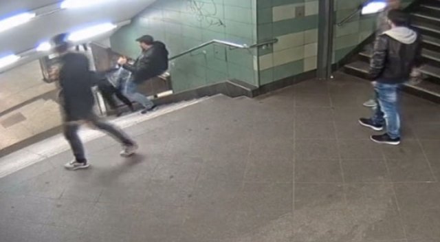 Almanya’daki tekmeci saldırgan aranıyor Almanya’daki tekmeci saldırgan aranıyor