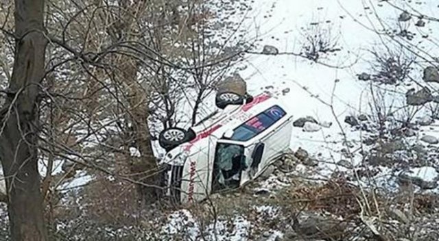 Ambulans uçuruma yuvarlandı, yaralılar var